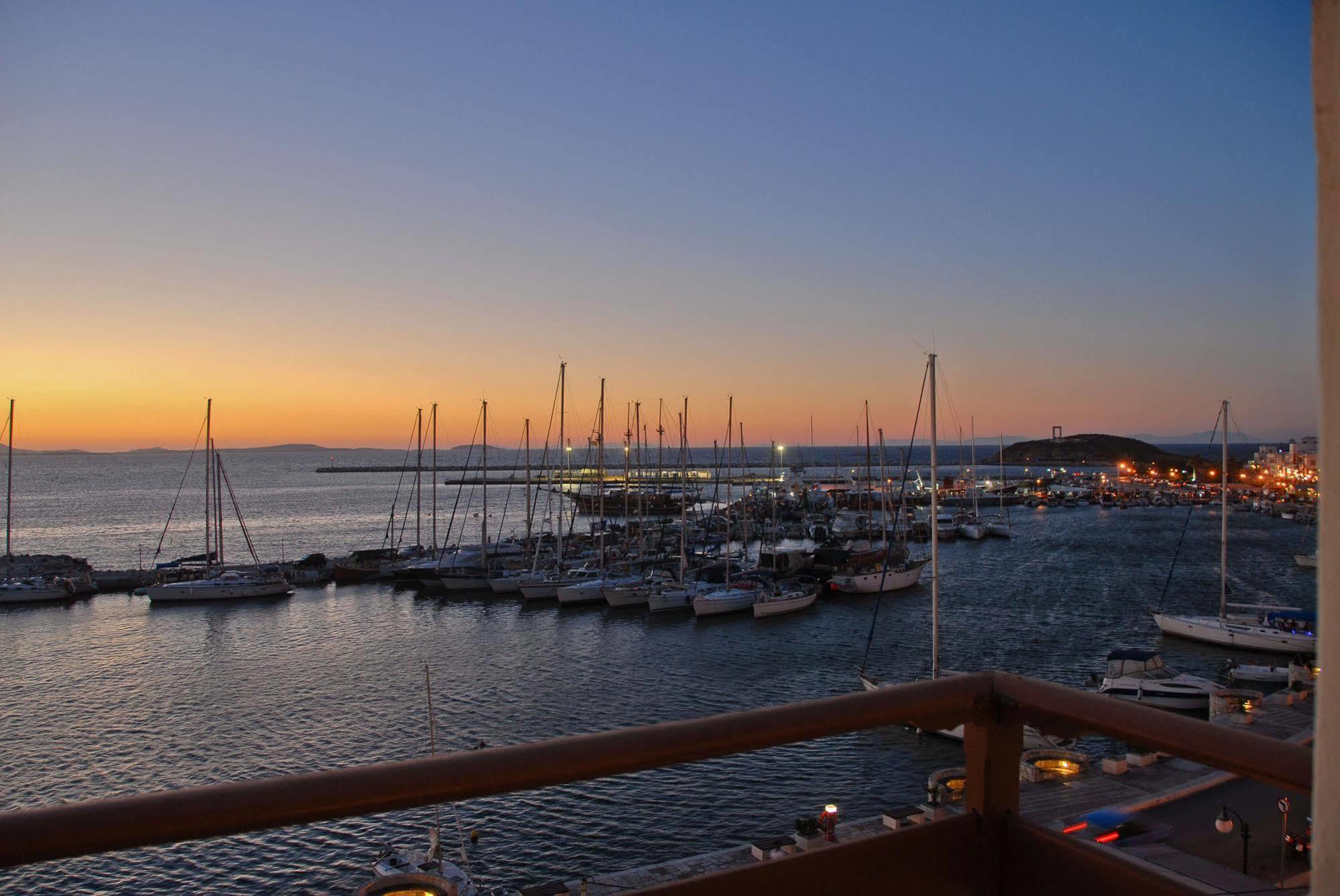 Hotel Coronis Naxos City Екстер'єр фото